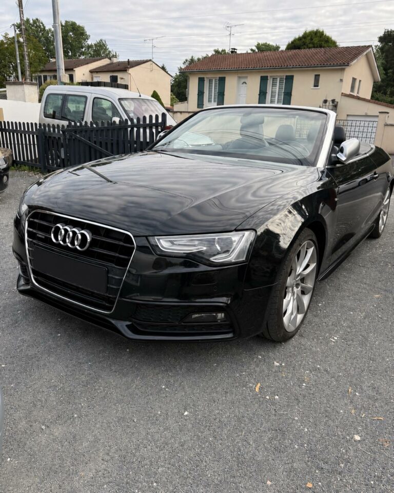 Audi A5 Cabriolet noire, plaque masquée, présentée par Vic-Auto pour une réalisation Stage 1.