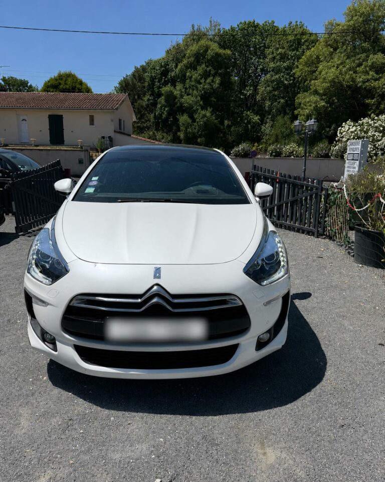 DS5 blanche vue de face, plaque floutée, lors de la réalisation Stage 1 présentée par Vic-Auto.