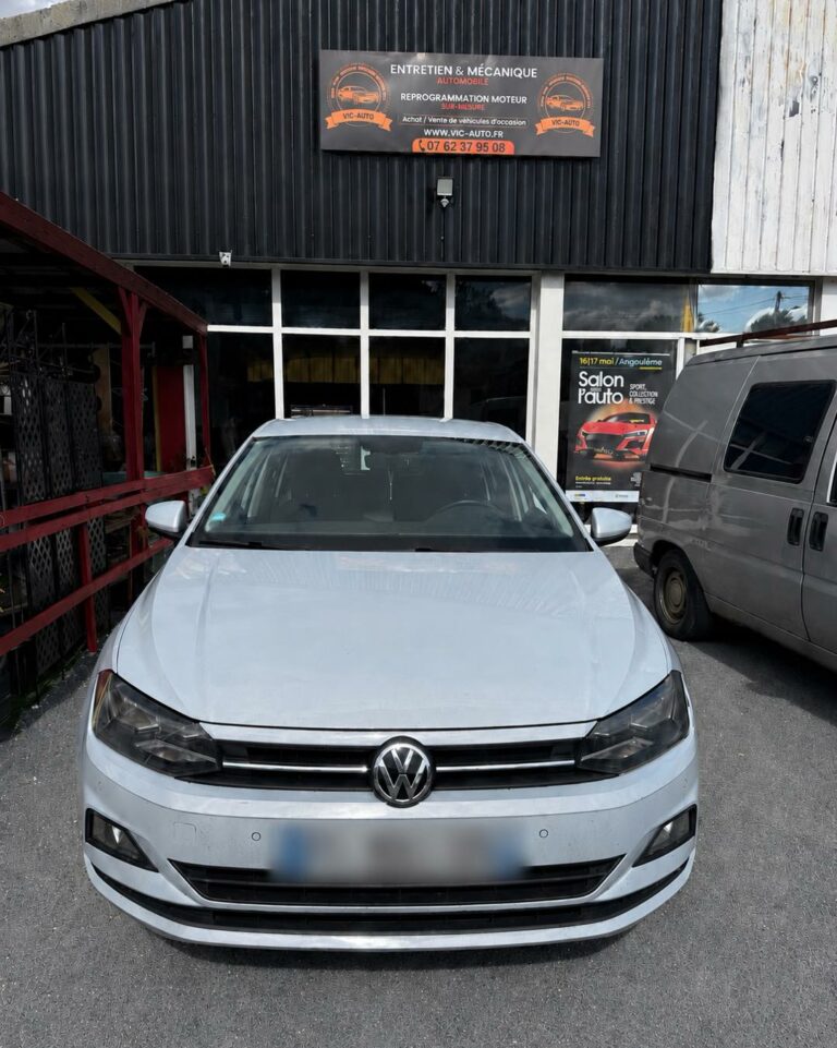 Volkswagen Polo blanche devant l’atelier Vic-Auto, plaque floutée, pour une réalisation Stage 1.